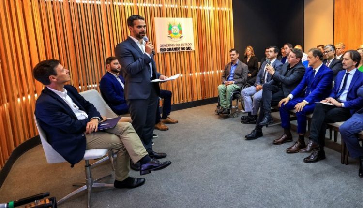 Ir para  <p>As empresas JBS e Seara assinaram com o governo do Estado, nesta ter&ccedil;a-feira (21/11), um protocolo de inten&ccedil;&otilde;es para viabilizar investimentos de R$ 250 milh&otilde;es do grupo no...