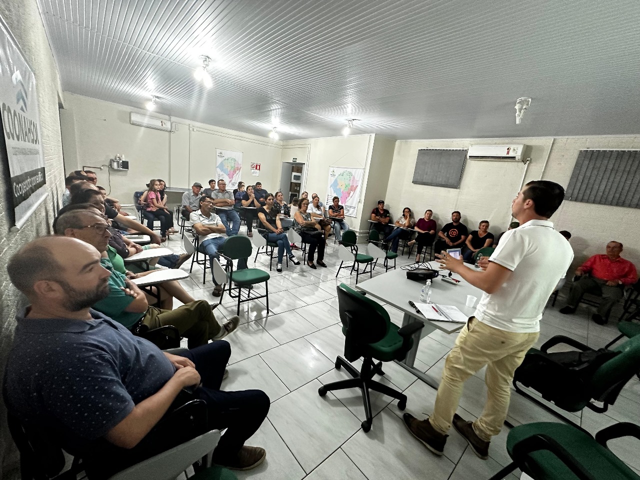 Ir para  <p><big>O ano de 2023 foi marcado pela retomada das pol&iacute;ticas p&uacute;blicas que beneficiam, por um lado, agricultores familiares que produzem alimentos e por outro lado, as fam&iacute;lias em...