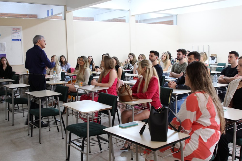 Ir para  <p><big>Al&eacute;m da formatura realizada no s&aacute;bado, 9, os primeiros m&eacute;dicos formados pela URI passaram por dois outros momentos relevantes, antes de deixar a...