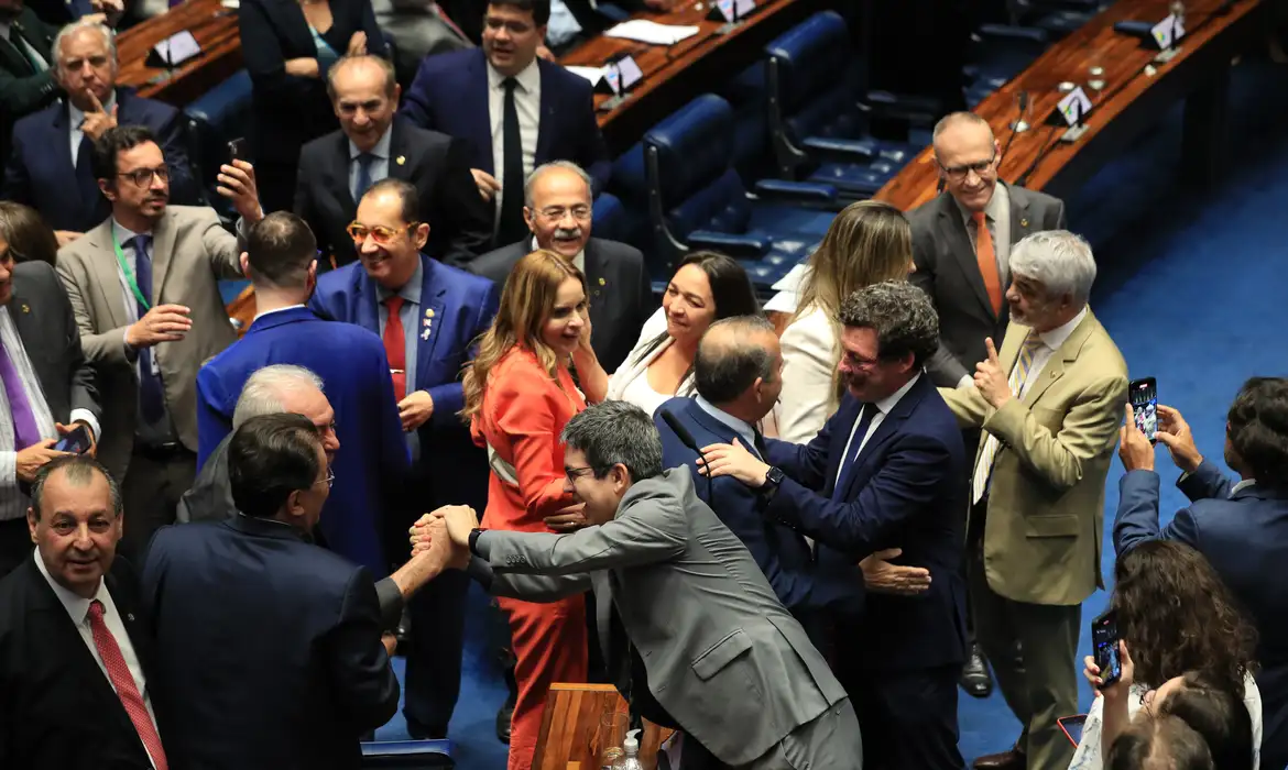 Ir para  <p><big>Aprovada na sexta-feira (15)&nbsp;<a href="https://agenciabrasil.ebc.com.br/politica/noticia/2023-12/camara-aprova-reforma-tributaria-em-segundo-turno" target="_blank">ap&oacute;s 30 anos de...