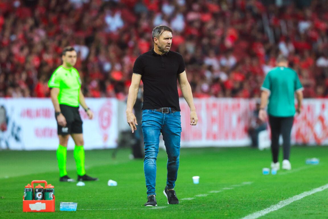 Ir para  <p><big>O Sport Club Internacional anunciou a renova&ccedil;&atilde;o de contrato do treinador Eduardo Coudet. Ele assina at&eacute; o final da temporada de 2024. O auxiliar Lucho Gonz&aacute;lez, o preparador...