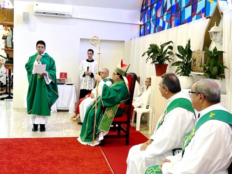 Ir para  <p>Em missa &agrave;s 09h na igreja da sede paroquial Sagrado Cora&ccedil;&atilde;o de Jesus de Viadutos, o Bispo diocesano de Erexim Dom Adimir Antonio Mazali oficializou Pe. Edinaldo dos Santos Bruno como P&aacute;roco...