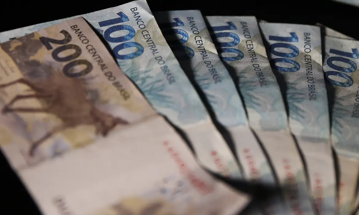 Ir para  <p><big>Pesquisa do Instituto Brasileiro de Economia da Funda&ccedil;&atilde;o Getulio Vargas (Ibre/FGV) com base no imposto de renda mostra que os mais ricos est&atilde;o concentrando cada vez mais renda no Brasil.<img...