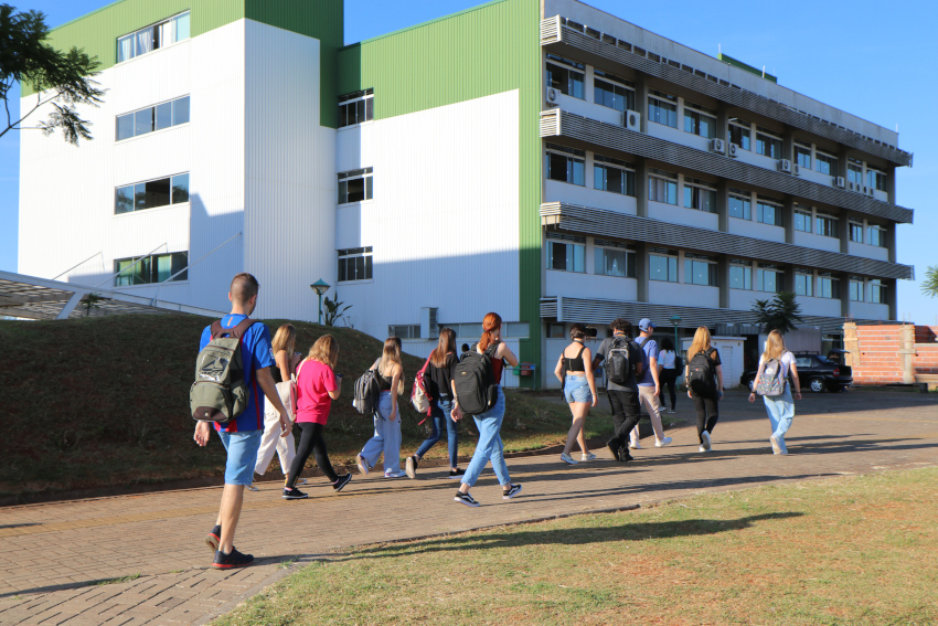 Ir para  <p><big>A Universidade Federal da Fronteira Sul (UFFS) est&aacute; ofertando 2.272 vagas no Sistema de Sele&ccedil;&atilde;o Unificada &ndash; Sisu. As oportunidades s&atilde;o para os cursos de...