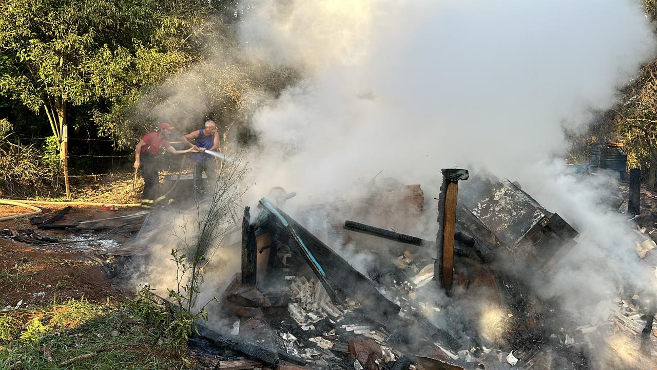 Ir para  <p><big>Um inc&ecirc;ndio na manh&atilde; desta quinta-feira, 08/02, acabou consumindo totalmente uma resid&ecirc;ncia na cidade de Marcelino Ramos.</big></p>

<p><big>Por volta das 06:00 horas da...