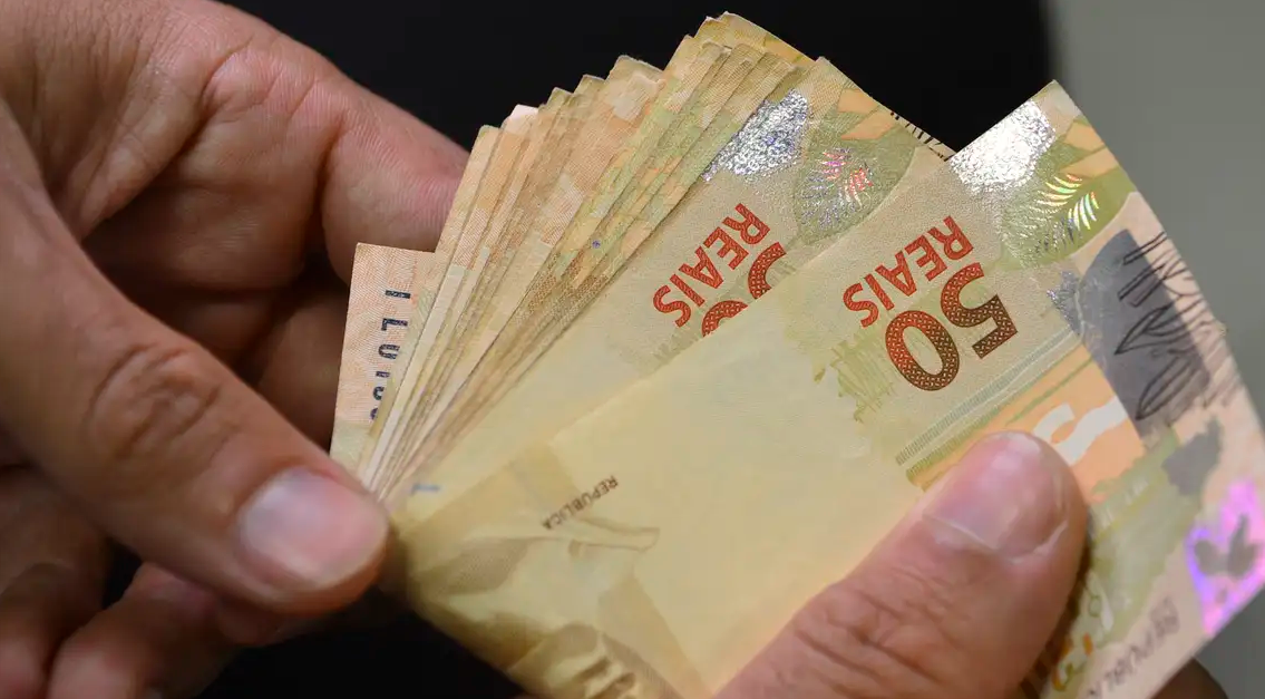 Ir para  <p>Cerca de 24 milh&otilde;es de pessoas que trabalharam com carteira assinada em 2022 podem consultar, a partir desta segunda-feira (5), o valor do abono salarial do Programa de Integra&ccedil;&atilde;o Social (PIS) e do...