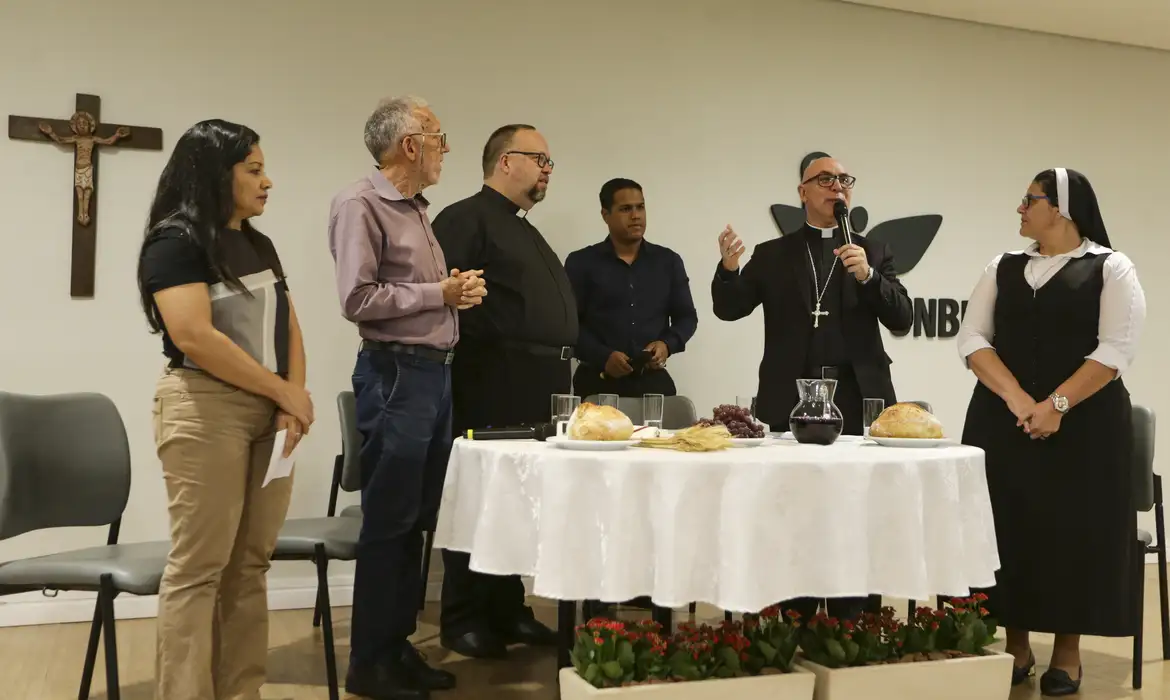 Ir para  <p><big>A Campanha da Fraternidade 2024 tem o tema&nbsp;<em>Fraternidade e Amizade Social</em>&nbsp;e o lema&nbsp;<em>V&oacute;s sois todos irm&atilde;os e...