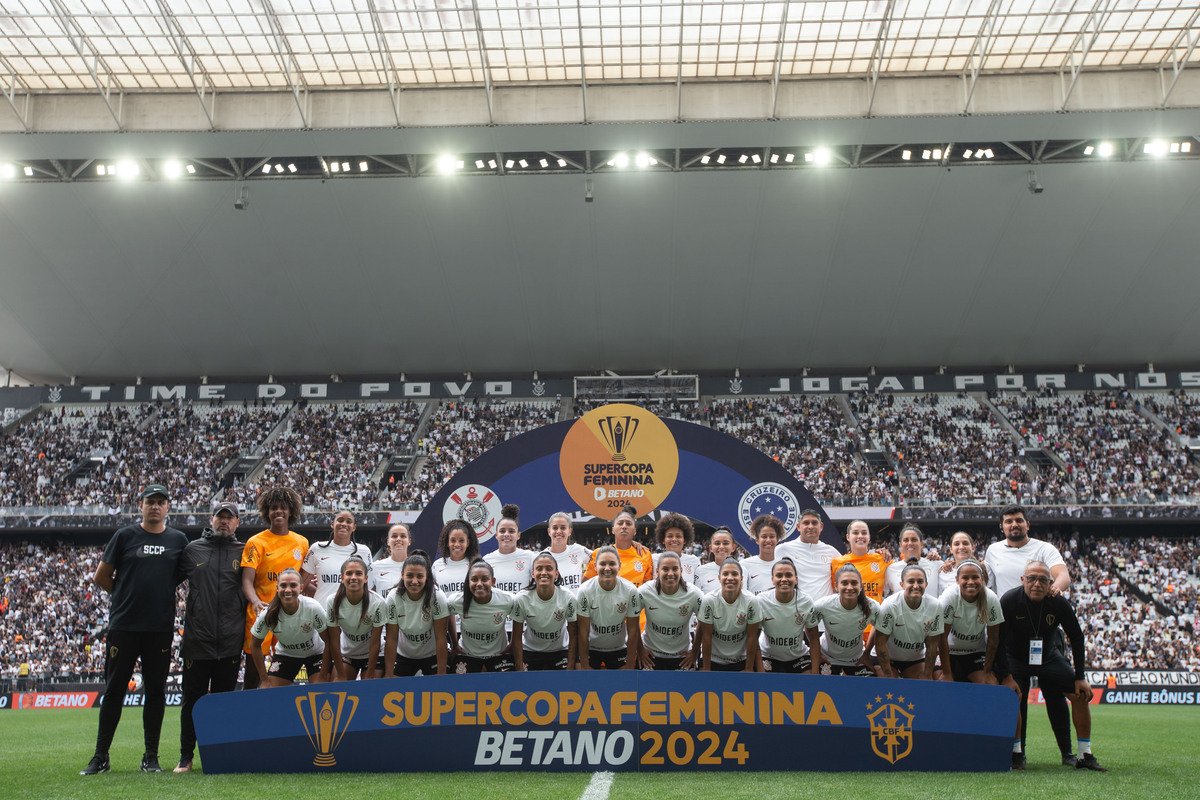 Ir para  <p><big>O reinado do Corinthians no futebol feminino brasileiro teve mais um cap&iacute;tulo neste domingo (18). Jogando na Neo Qu&iacute;mica Arena, em Itaquera, o Tim&atilde;o bateu o Cruzeiro por 1 a 0, conquistando o...