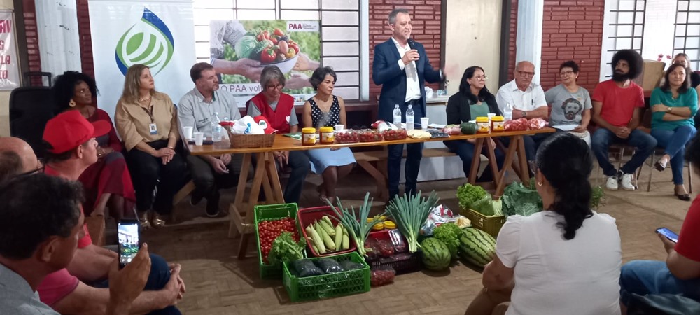 Ir para  <p><big>Atividade aconteceu na Caritas de Passo Fundo&nbsp; sexta-feira, onde&nbsp; foram assinados 8 contratos com investimento de R$ 2 milh&otilde;es para compra de 287 toneladas de alimentos produzidos por agricultores...