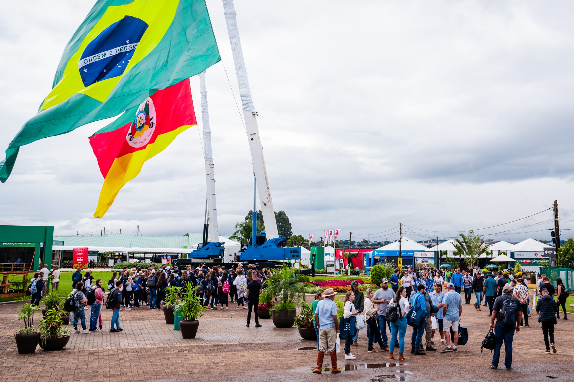 Ir para  <p><big>A chuva que caiu em N&atilde;o-Me-Toque, nesta segunda-feira, 4 de mar&ccedil;o, n&atilde;o afastou o p&uacute;blico da 24&ordf; Expodireto Cotrijal. Levantamento da dire&ccedil;&atilde;o da...