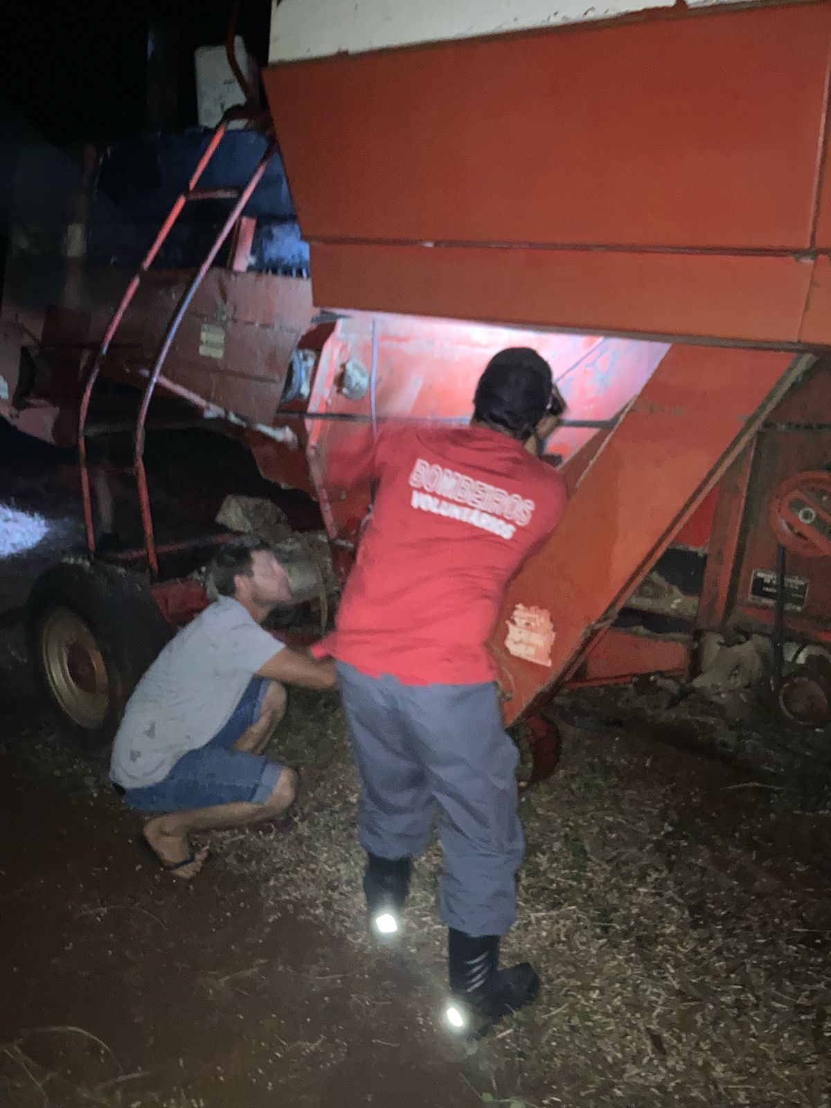 Ir para  <p><big>Atendendo chamado, ontem (01/04), por volta 19h00min, o Corpo de Bombeiros Volunt&aacute;rios de Viadutos, se deslocou at&eacute; a comunidade de Linha Lambari, para conter o fogo no motor de uma colheitadeira, que...