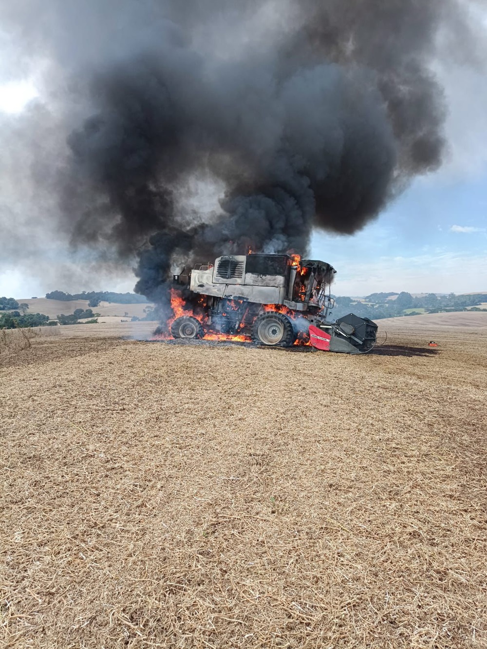 Ir para  <p><big>Incendio em colheitadeira na Linha Barbar&aacute;, inteior de Viadutos, consumiu totalmente a m&aacute;quina agr&iacute;cola que trabalhava na colheita de...