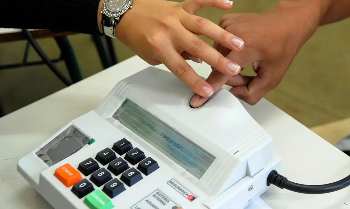 Ir para  <p><big>Eleitores sem&nbsp;biometria cadastrada podem&nbsp;acessar os servi&ccedil;os eleitorais pela internet, chamados T&iacute;tulo Net, somente at&eacute; esta&nbsp;segunda-feira (8). Depois desse prazo, o...