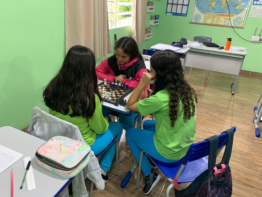 Ir para  <p><big>A Escola Municipal Prof. Muriam Priovezan de Lima, localizada em Machadinho, no Rio Grande do Sul, est&aacute; investindo no jogo de xadrez como ferramenta educacional para seus alunos. Reconhecendo os in&uacute;meros...