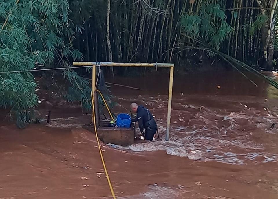 Ir para  <p><big>Equipe de mergulhadores da Corsan est&aacute; fazendo a desobstru&ccedil;&atilde;o da c&acirc;mara de capta&ccedil;&atilde;o de &aacute;gua da Corsan na barragem do rio Suzana, em Gaurama, que ficou...
