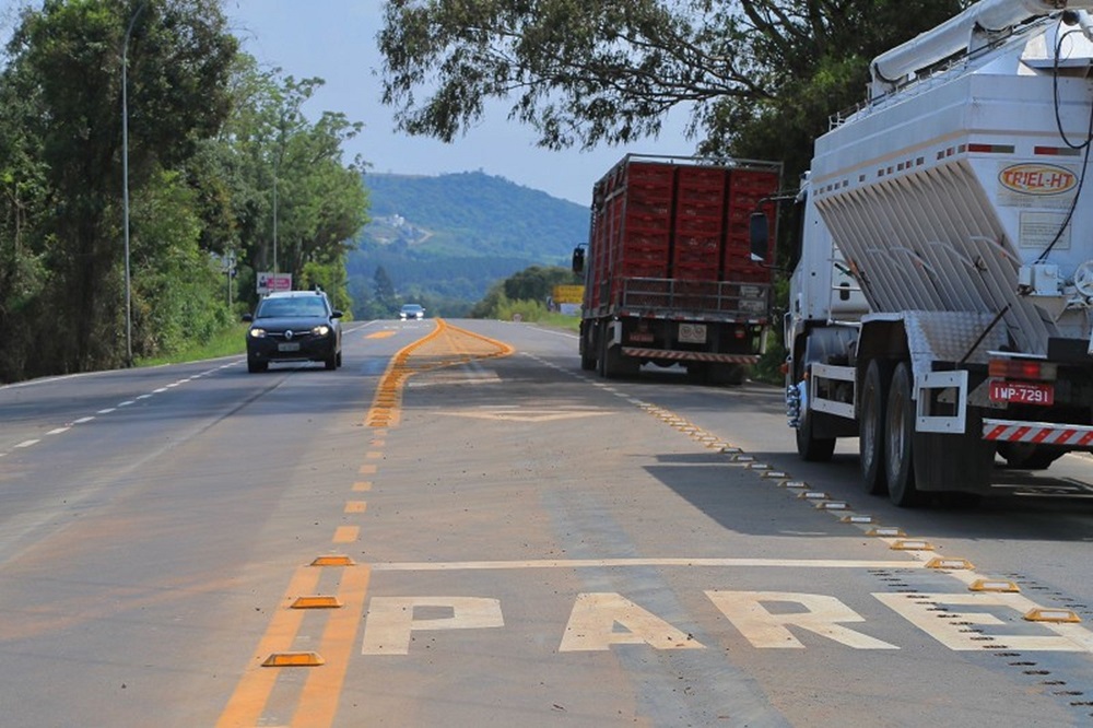Ir para  <p>A Empresa Ga&uacute;cha de Rodovias (EGR) concluiu, neste domingo (05), a libera&ccedil;&atilde;o da maioria dos trechos rodovi&aacute;rios que estavam bloqueados devido aos deslizamentos provocados pelas intensas chuvas...