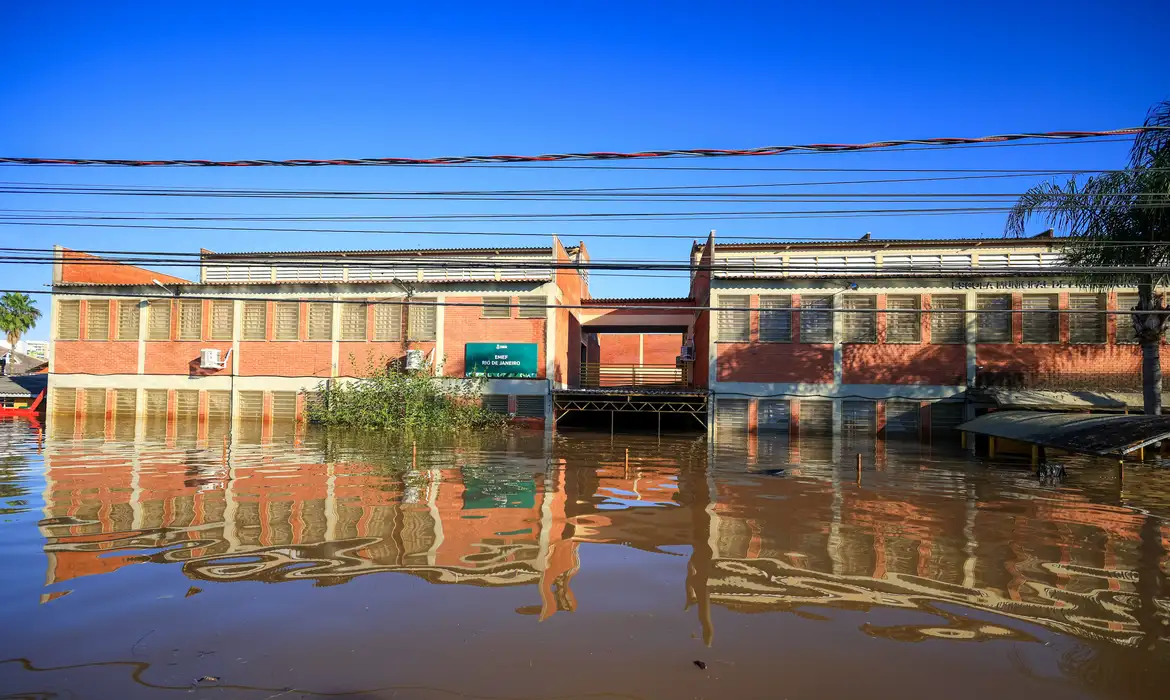 Ir para  <p><big>Os moradores dos munic&iacute;pios ga&uacute;chos afetados pelas enchentes no estado ganhar&atilde;o mais tr&ecirc;s meses para pagarem o Imposto de Renda. Uma portaria da Receita Federal...
