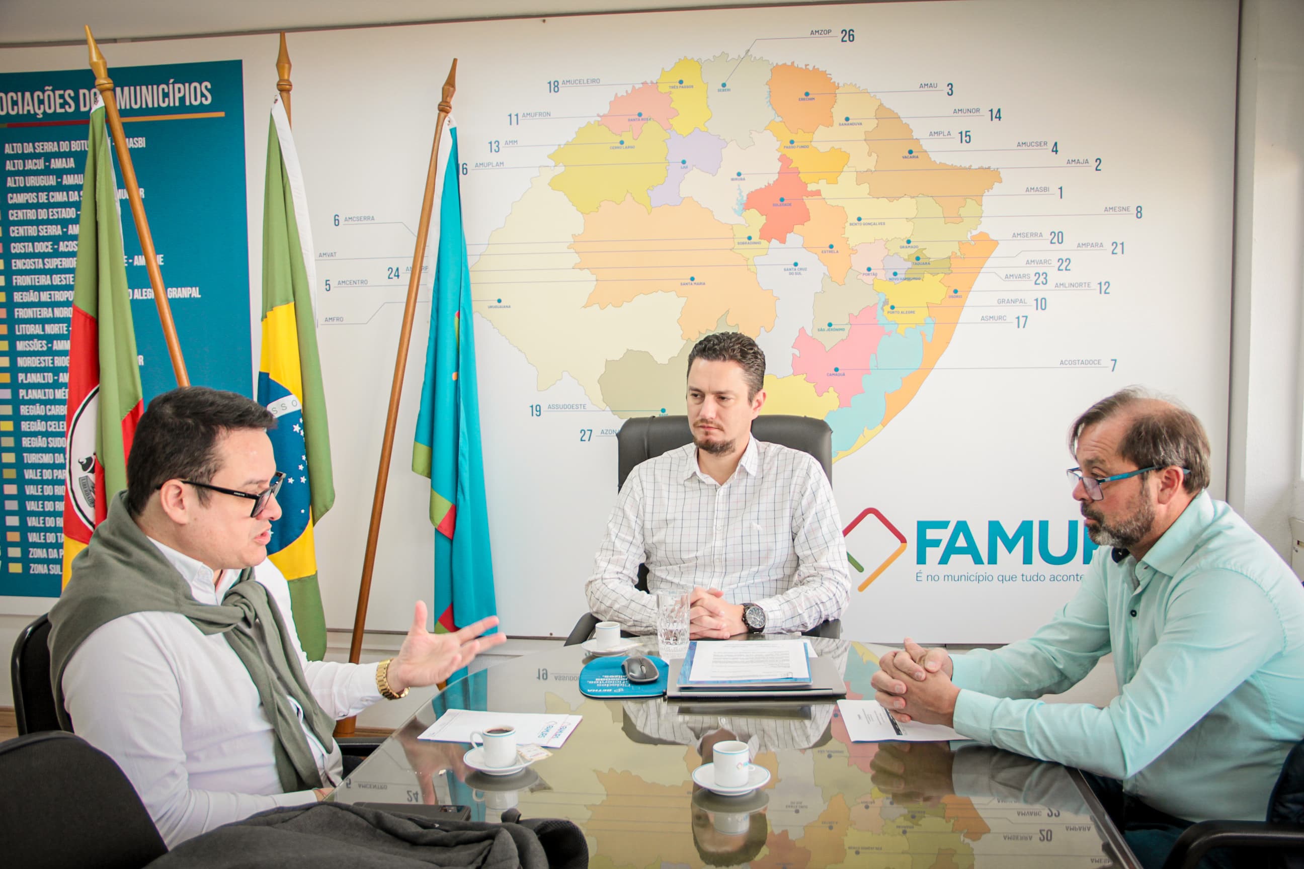 Ir para  <p><big>O presidente da Famurs, Marcelo Arruda, em reuni&atilde;o com o prefeito de Pinheiro Machado, Ronaldo Madruga, juntamente ao prefeito de Candiota, tamb&eacute;m ex-presidente da Federa&ccedil;&atilde;o, Luiz...