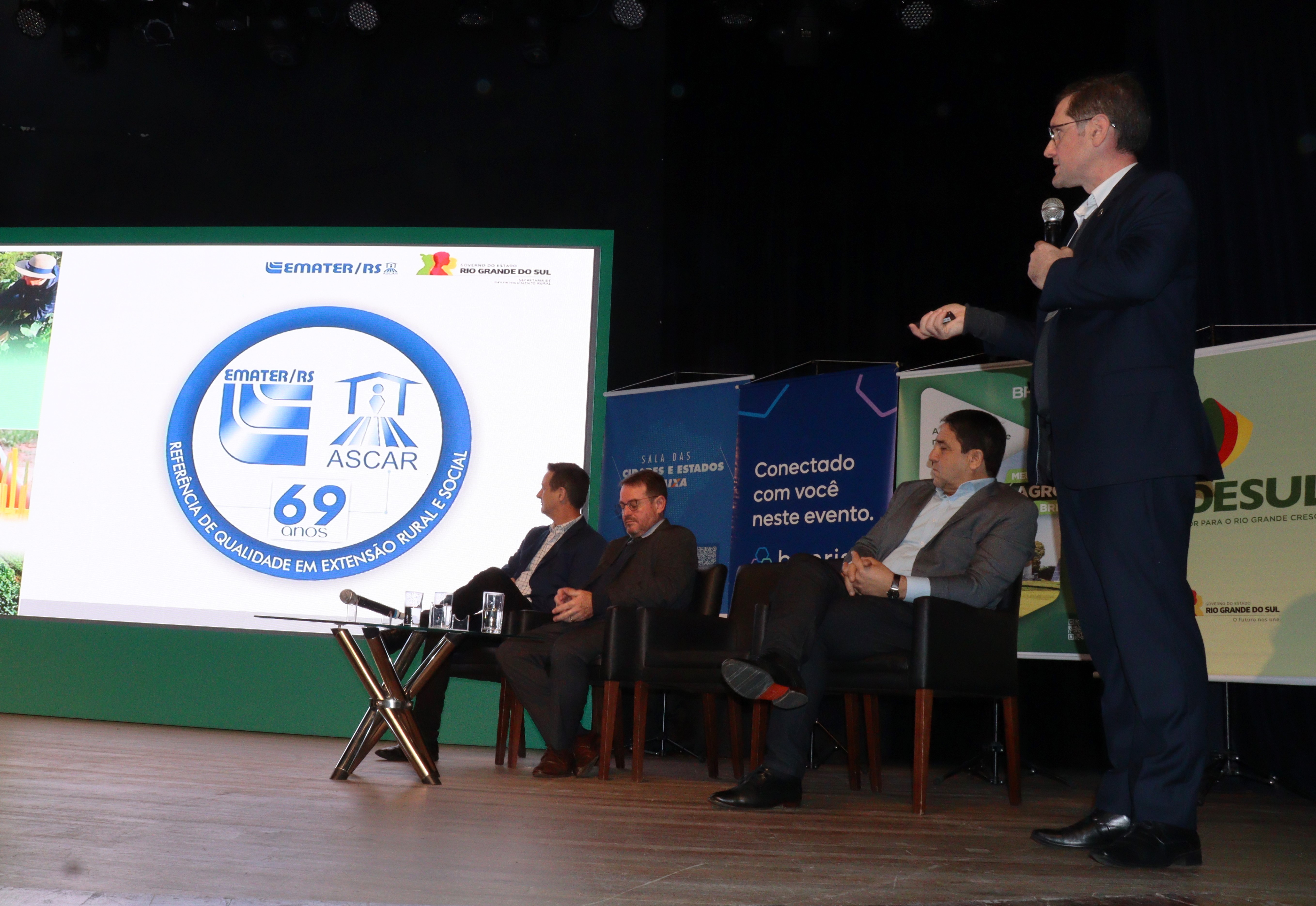 Ir para  <p><big>O agro ga&uacute;cho foi tema nesta quarta-feira (17/07) no congresso anual da Federa&ccedil;&atilde;o das Associa&ccedil;&otilde;es de Munic&iacute;pios do Rio Grande do Sul (Famurs). Em foco, a...
