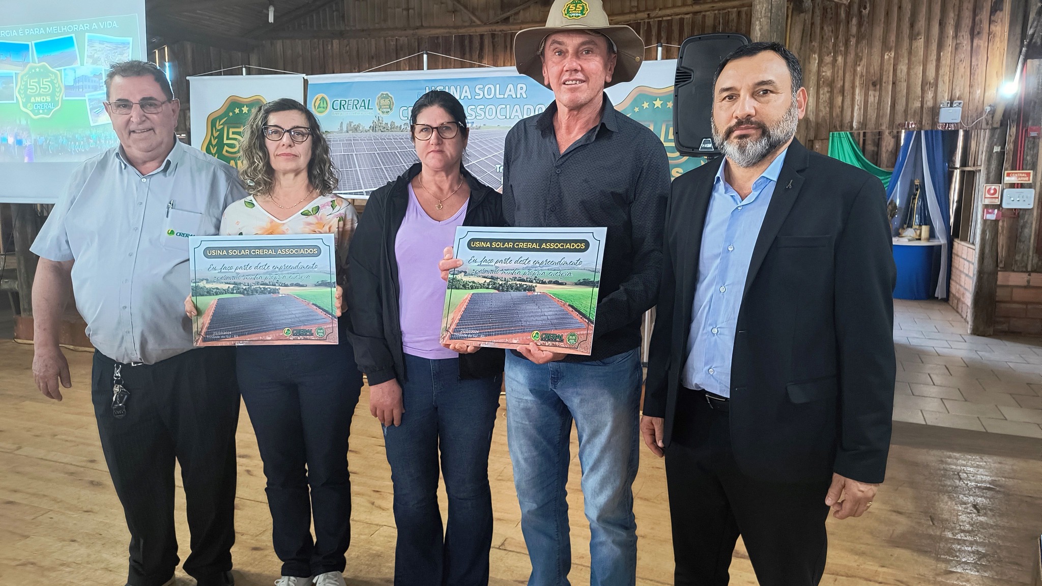 Ir para  <p>Na presen&ccedil;a de 200 convidados a Creral inaugurou no dia 23, ter&ccedil;a-feira, em Trindade do Sul, a usina solar Creral Associados, a primeira usina constru&iacute;da pela cooperativa em sociedade com seus associados....