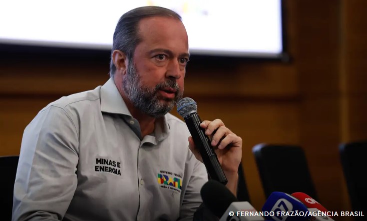 Ir para  <p><big>O Minist&eacute;rio de Minas e Energia vai decidir na ter&ccedil;a-feira (15) sobre ado&ccedil;&atilde;o do hor&aacute;rio de ver&atilde;o no Brasil ainda este ano. O ministro Alexandre Silveira vai se...