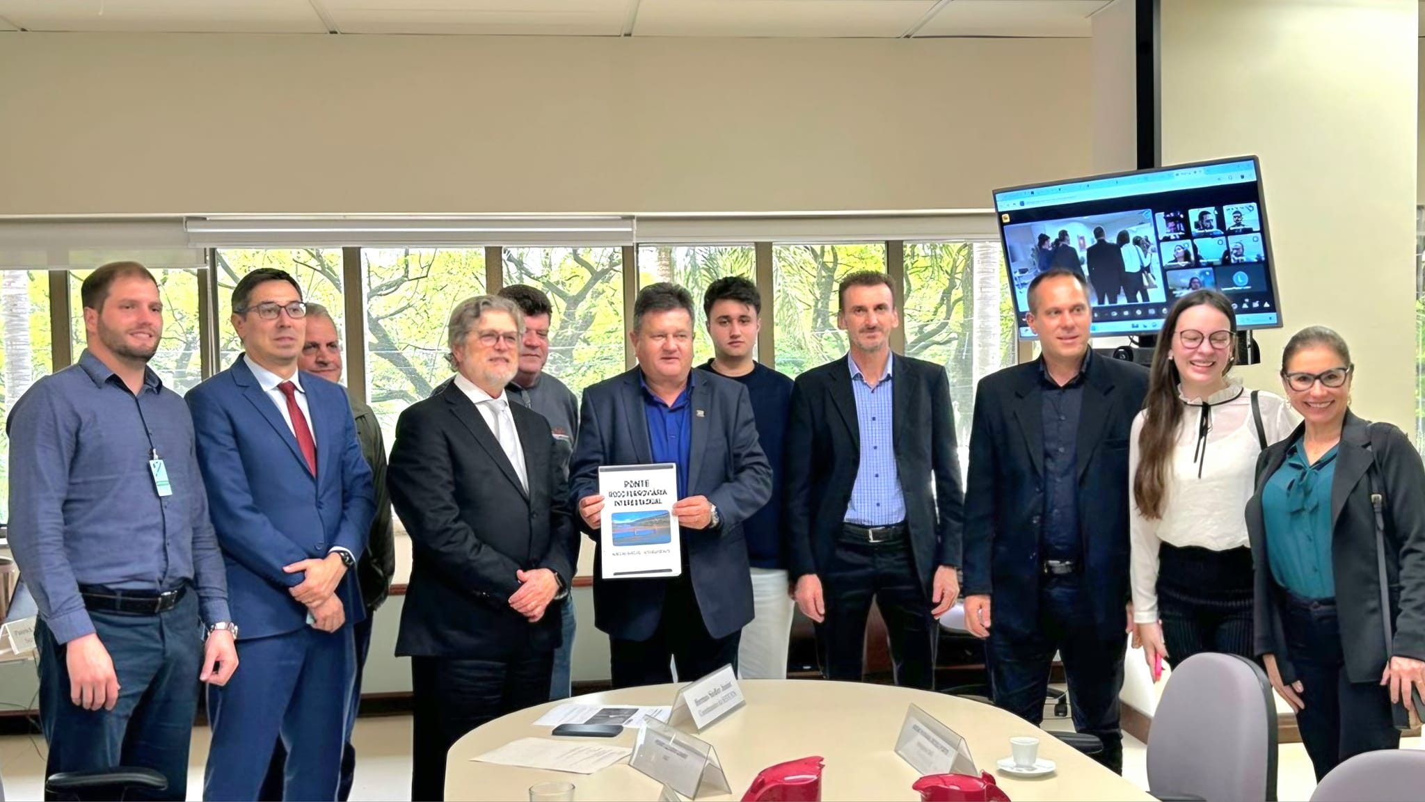 Ir para  <p><big>O prefeito de Marcelino Ramos, Vannei Mafissoni, acompanhado pelo representante da Associa&ccedil;&atilde;o Comercial, vereadores e com a presen&ccedil;a online do prefeito de Alto Bela Vista, Elton Mattes, esteve...