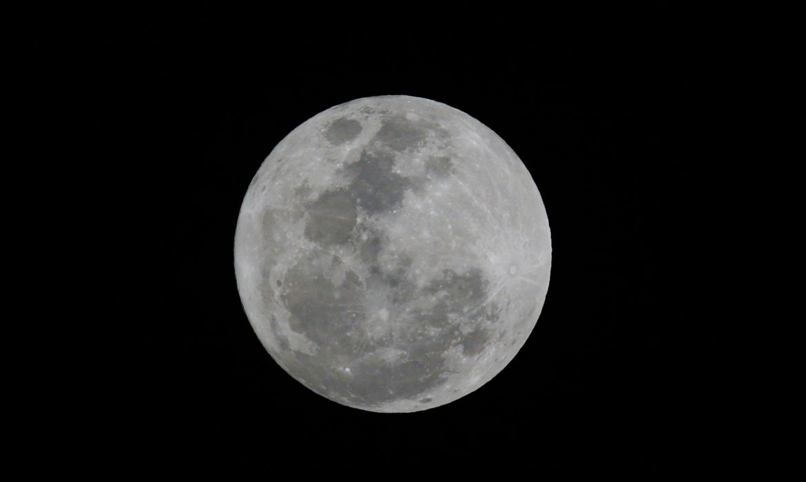 Ir para  <p><big>Hoje (17) &eacute; dia de observar o fen&ocirc;meno da superlua. O astro parecer&aacute; maior e mais brilhante, pois estar&aacute; no perigeu, o ponto mais pr&oacute;ximo da Terra em sua &oacute;rbita....