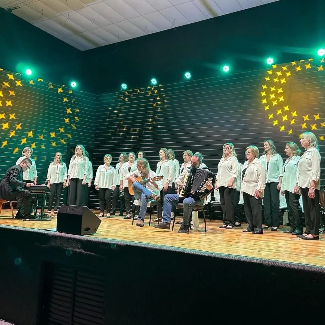 Ir para  <p><big>O Coral Municipal Vida e Canto de Gaurama realiza no s&aacute;bado (30), o concerto &lsquo;Elas Cantam MPB&rsquo;. O evento acontece no rec&eacute;m-inaugurado Cineteatro Cec&iacute;lia Zago Burin,...